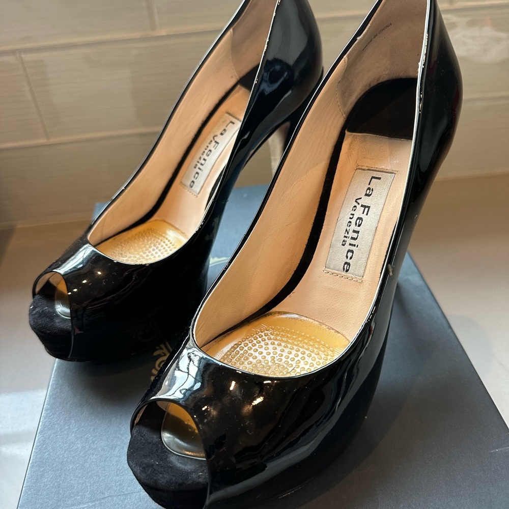 La fenice platform pumps, black patent size 8